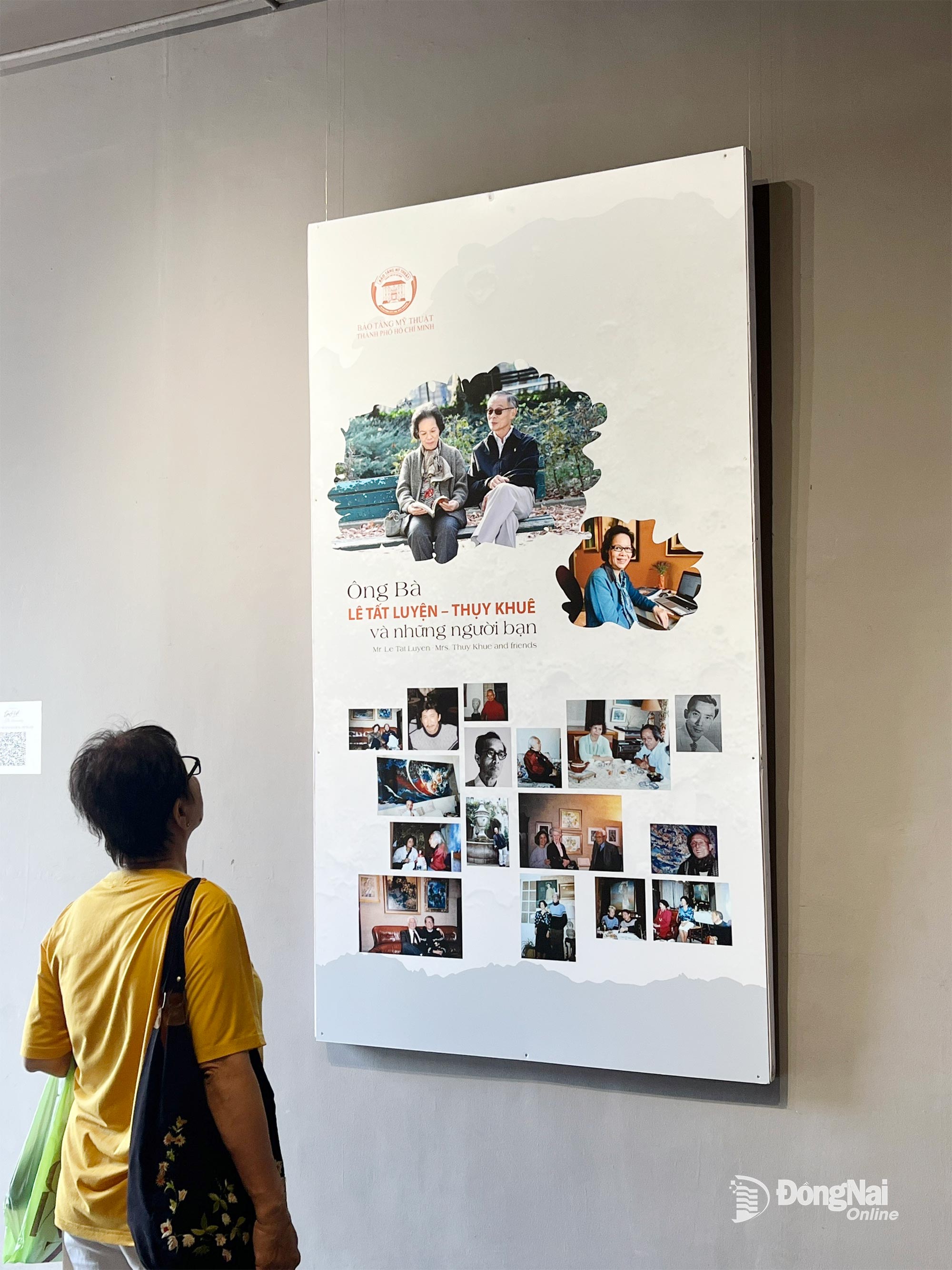 אנשים צופים במידע על התערוכה 