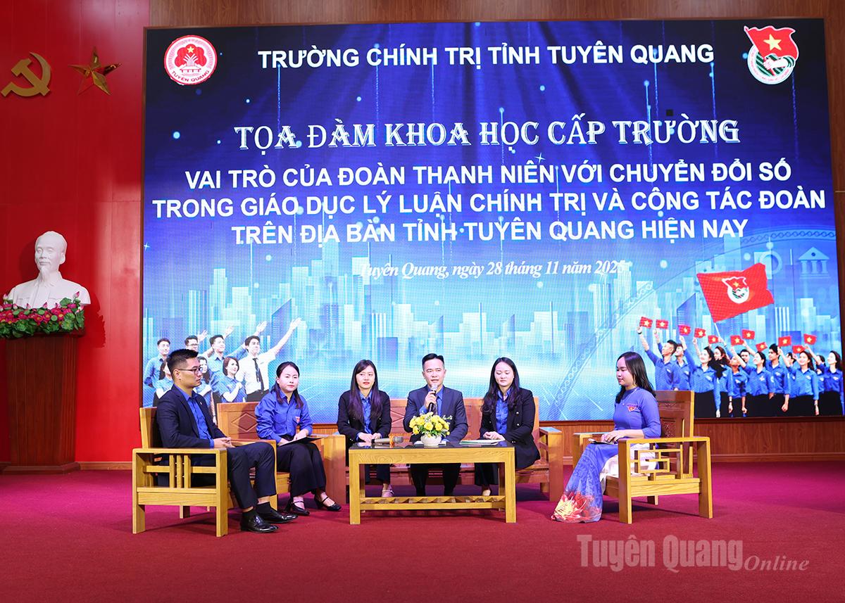 Para delegasi bertukar dan membahas peran Persatuan Pemuda dalam transformasi digital dalam pendidikan teori politik dan pekerjaan Persatuan Pemuda di provinsi Tuyen Quang saat ini.