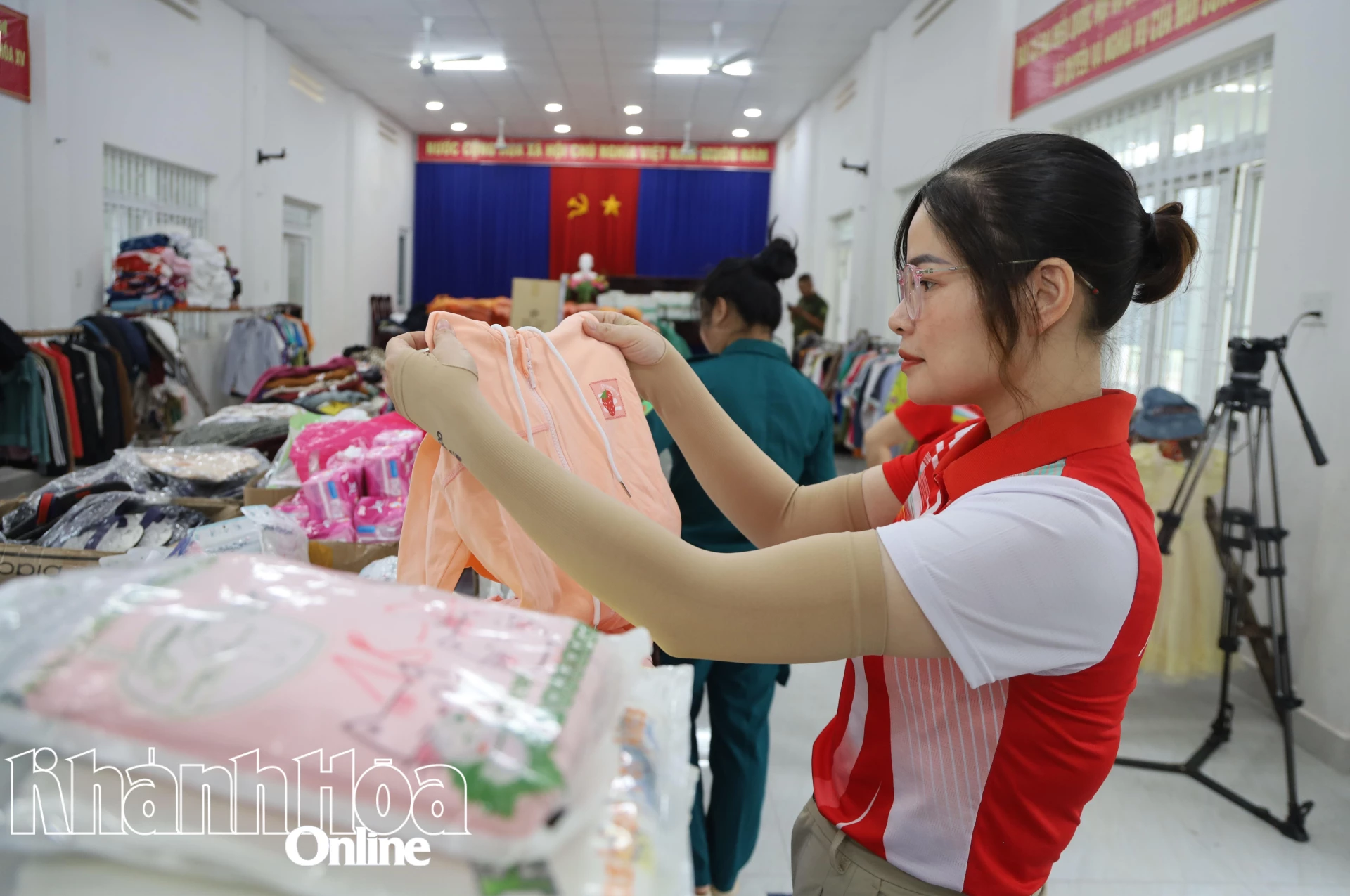 Прилавок аккуратно обставлен.