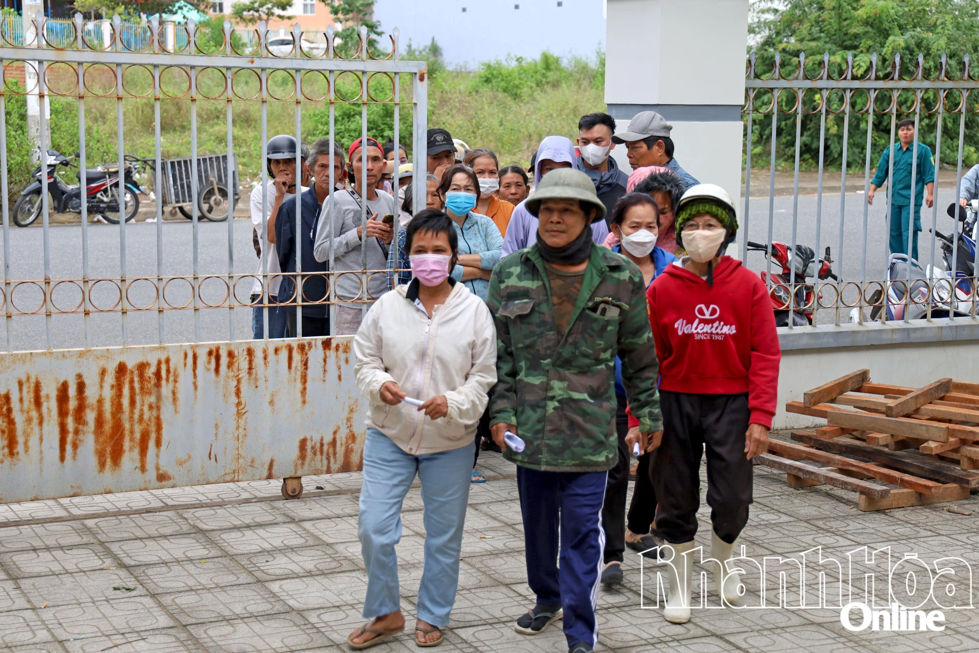 Людям поручено выстраиваться в очередь и получать товары по очереди, по 5 человек за раз.