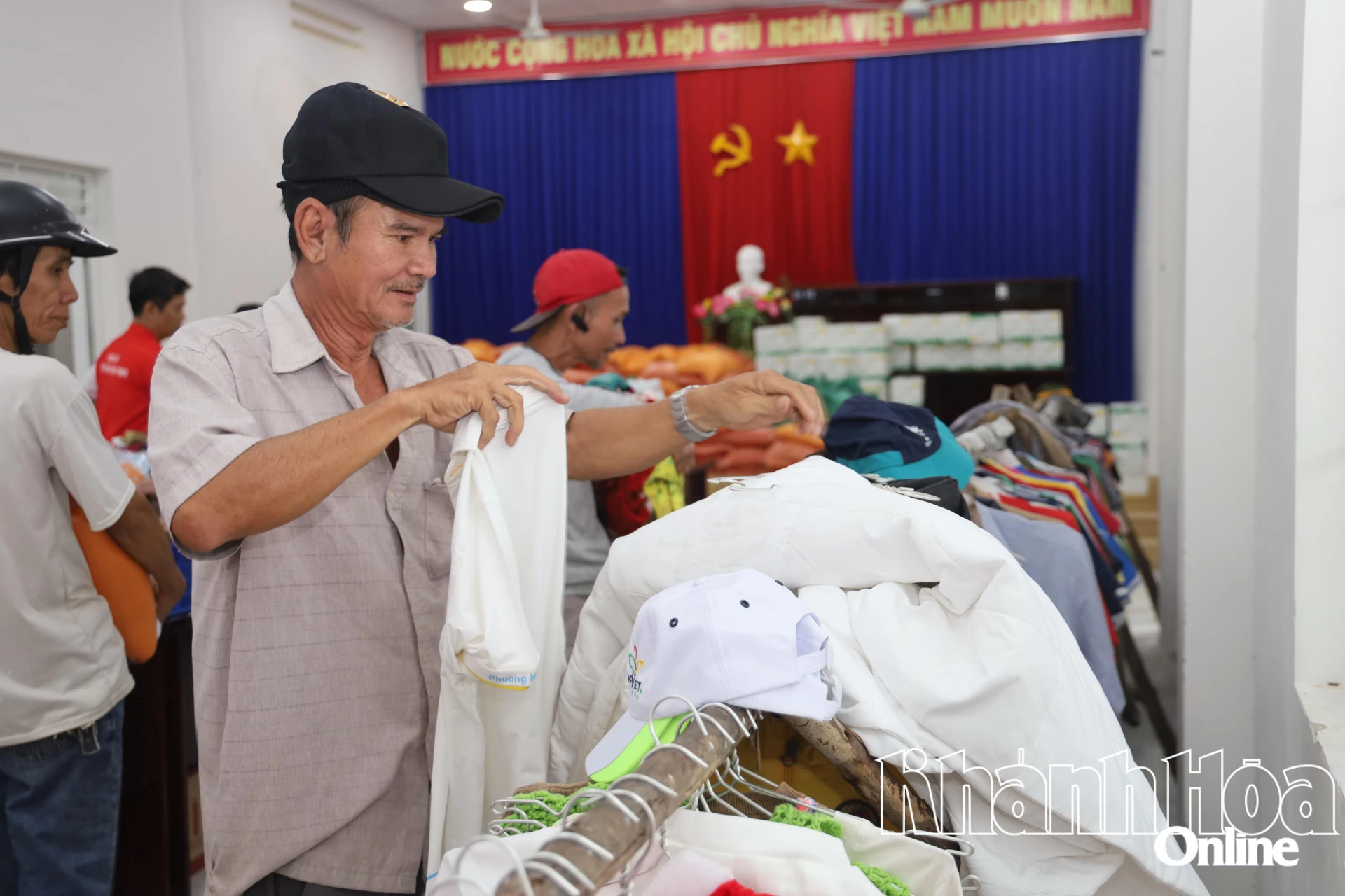 На стенде представлена ​​мужская одежда...