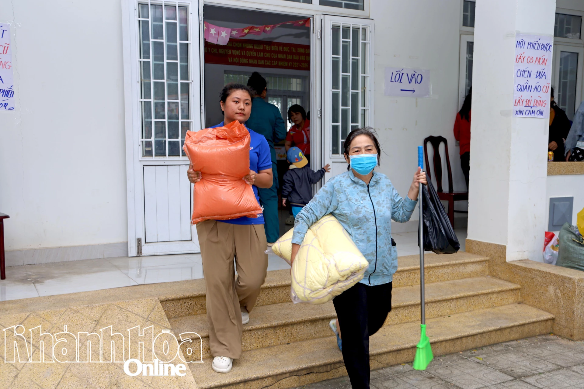 Помогите пожилым людям донести вещи домой.