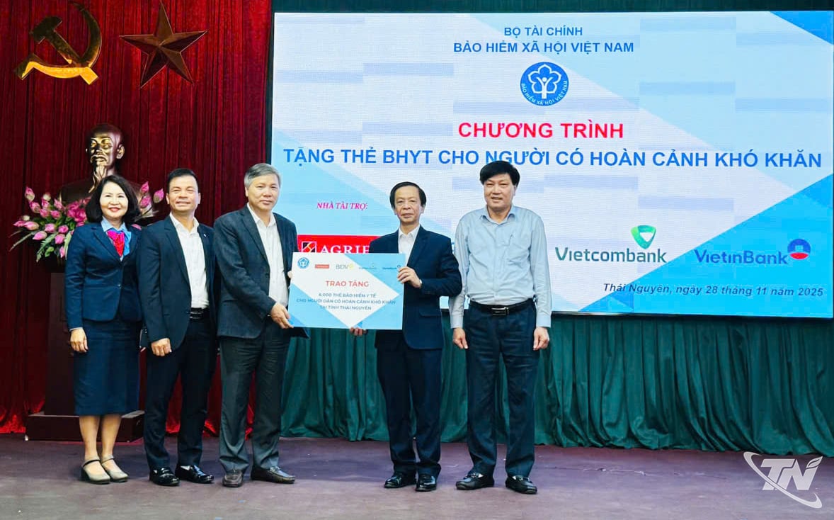 Comrade Nguyen Duc Hoa, Deputy Director of Vietnam Social Security, presented 6,000 health insurance cards to Thai Nguyen province.