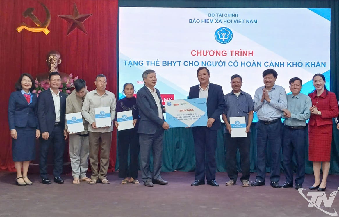 Representatives of Thai Nguyen Provincial Social Insurance presented gifts to 15 families affected by storm No. 11.