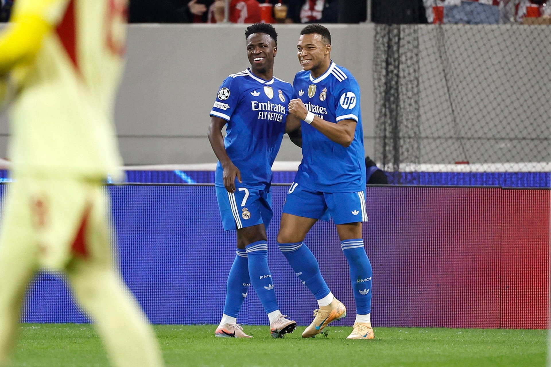 Mbappé Vinicius Olympiacos Real Madrid 3 4.jpg