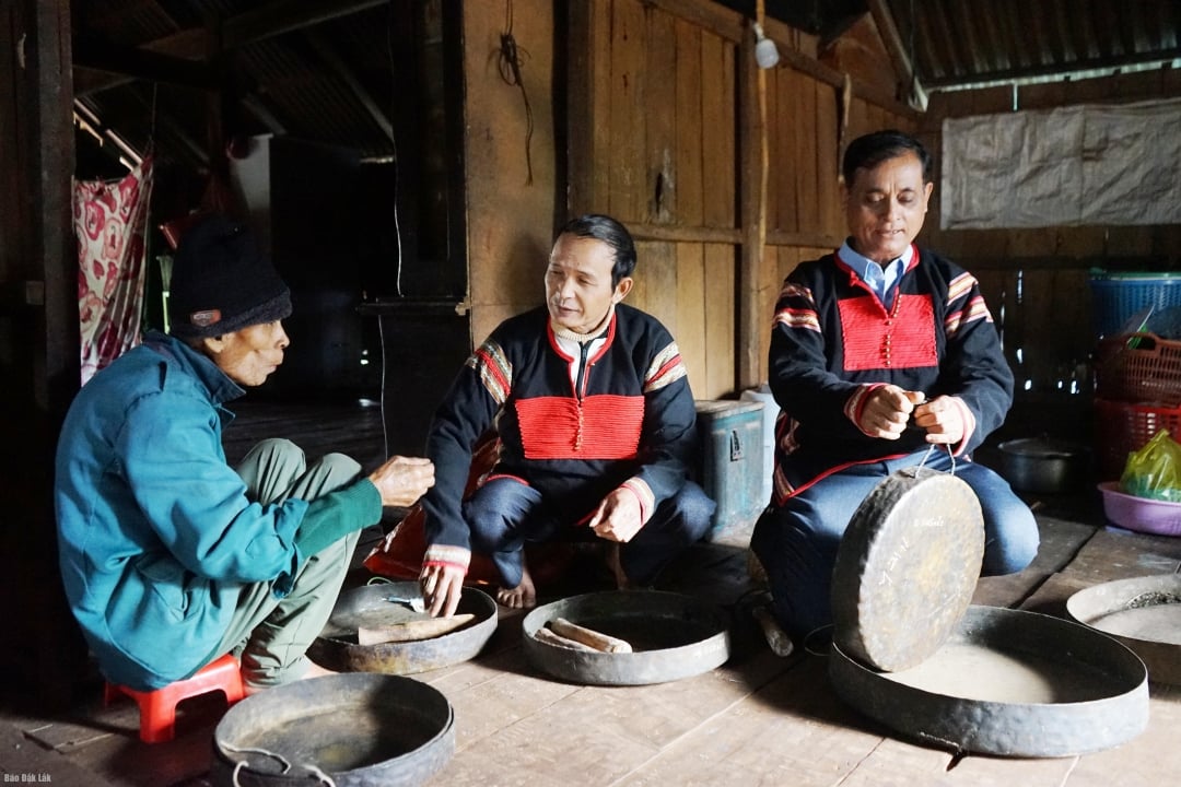 Herr Y Khue Ayun (höger omslag) värdesätter gonggongsetet som hans familj har behållit i generationer.