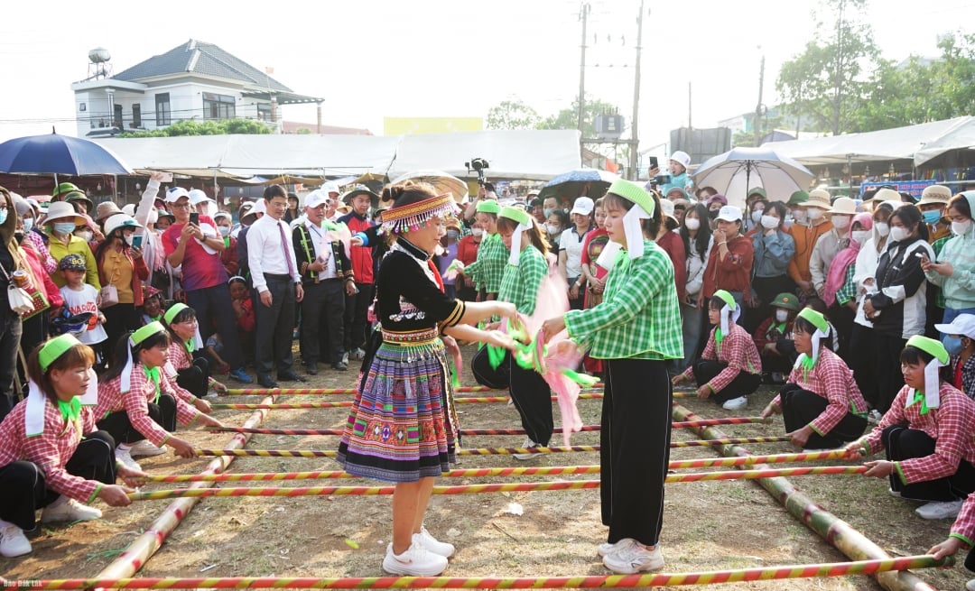 Hang Po-festivalen lockar många turister att besöka och ha roligt.