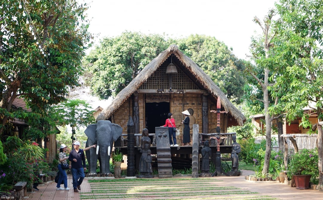 Turister besöker det långa huset i byn Akodhong