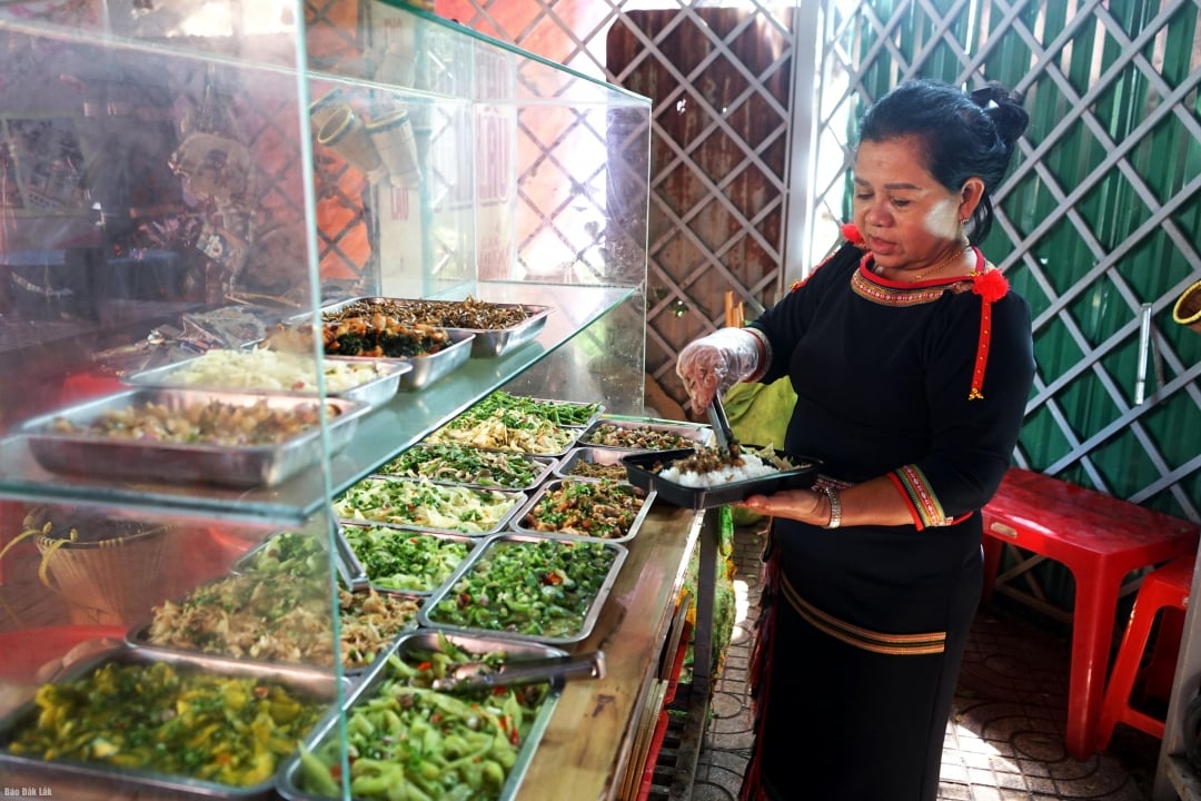 H Nun Mlo lagar mat åt gästerna.