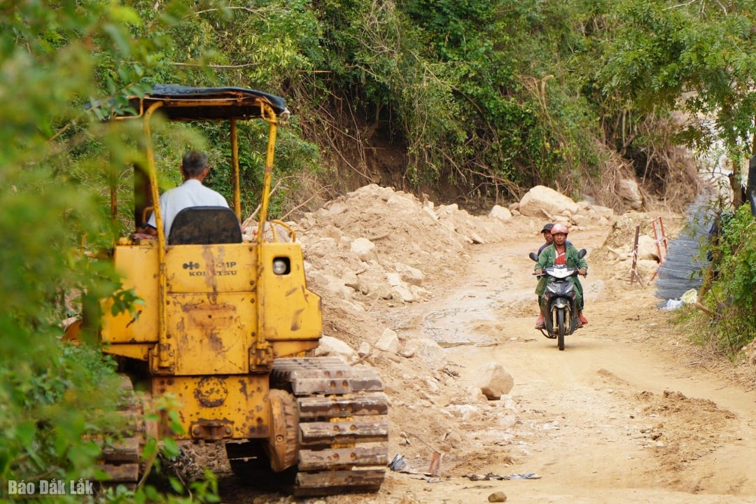 De weg naar Lang Dong, Phu Hai, is echter momenteel beschadigd na storm nr. 13 en de recente overstromingen, waardoor het moeilijk is om voedsel te vervoeren. Foto: Nhat Huy