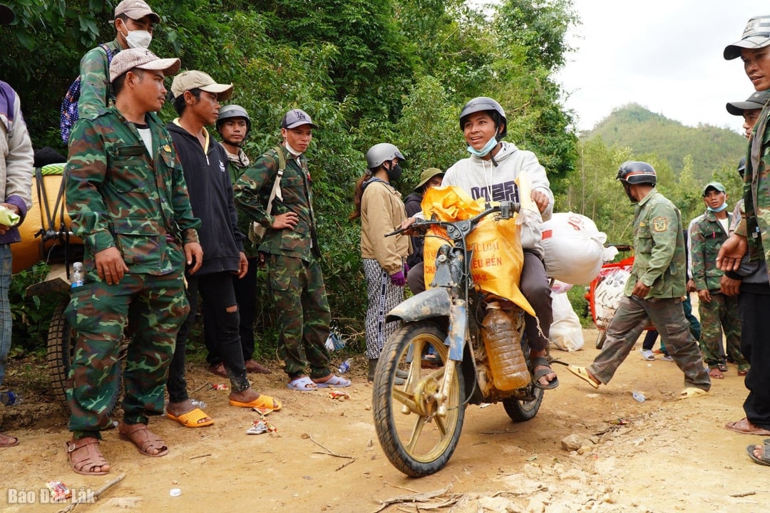De vreugde van een dorpeling wanneer hij een gevaarlijke weg moet overwinnen om hulpgoederen naar het dorp te brengen.