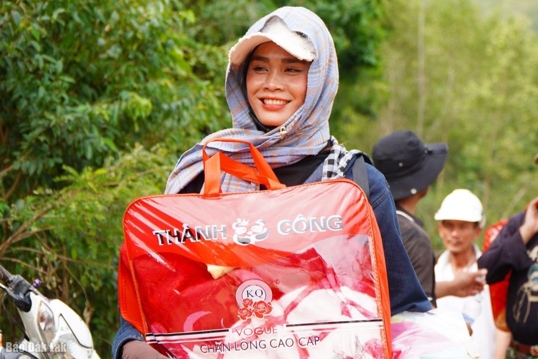 Een Ba Na-meisje in het dorp Phu Hai was blij met de praktische hulpgoederen die ze ontving.