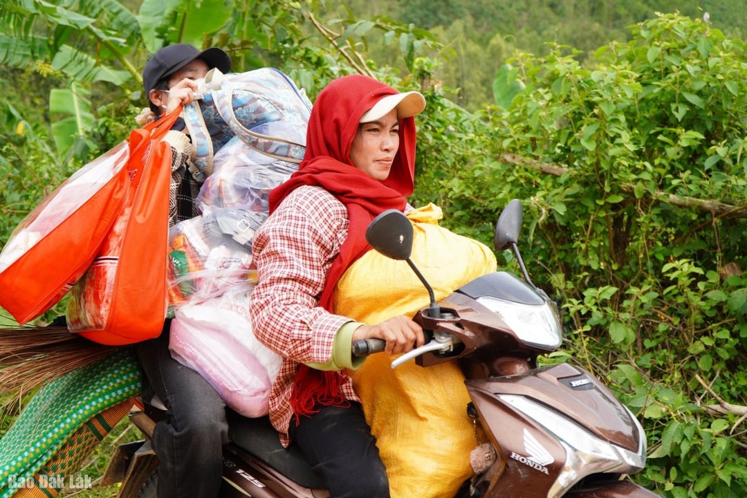 Vrouwen moeten ook helpen met het terugbrengen van goederen naar het dorp, om ouderen en kinderen te helpen die de moeilijke weg niet kunnen nemen.