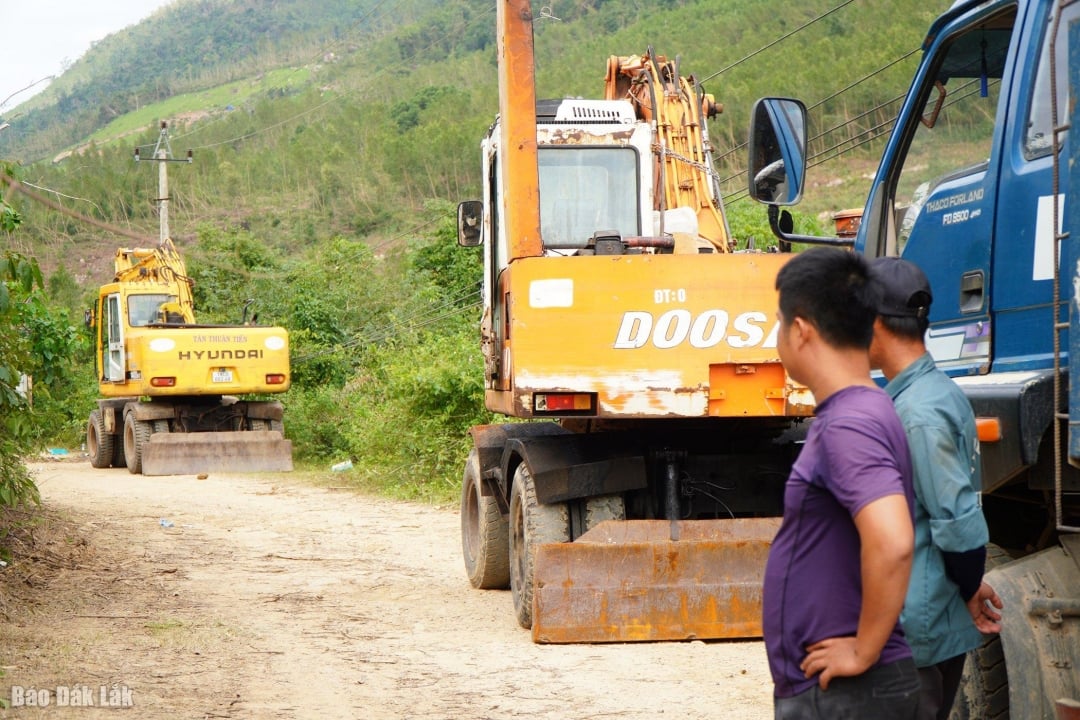 De autoriteiten van de gemeente Phu Mo hebben motorvoertuigen en machines ingezet om de aanleg van wegen te versnellen en mensen gemakkelijker te laten reizen.