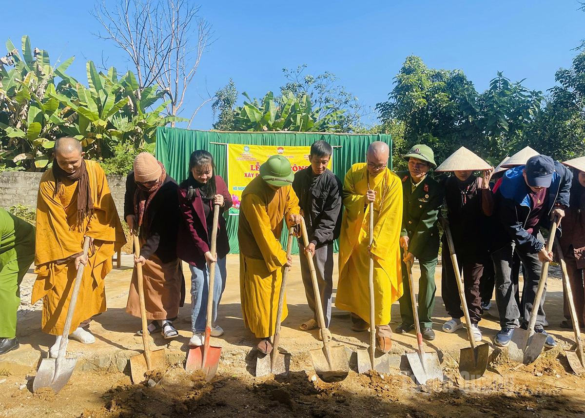 Representantes de la Sangha Budista de Vietnam en la provincia de Tuyen Quang y patrocinadores presentaron una placa para apoyar la construcción de una casa de la Gran Unidad a la familia del Sr. Luc Van Son, de la aldea de Binh Vang, comuna de Vi Xuyen.