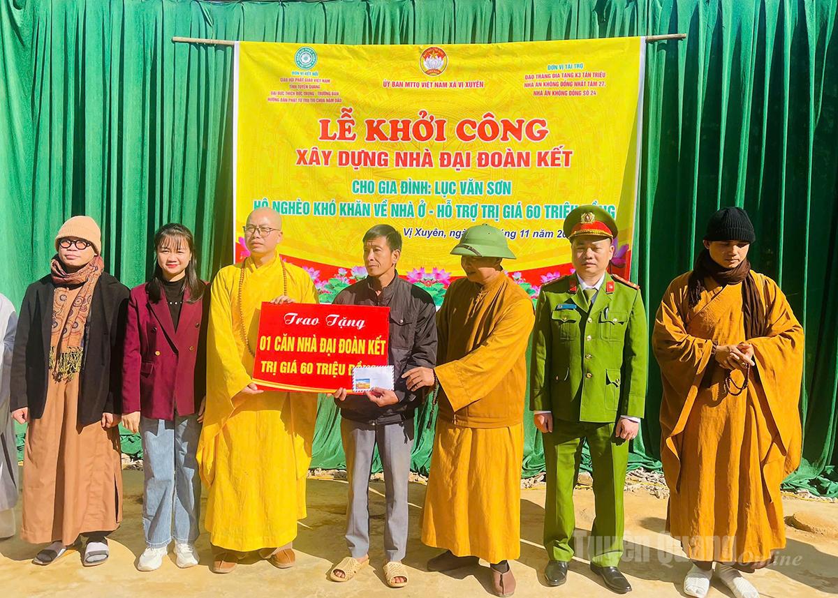 Representantes de la Sangha Budista de Vietnam en la provincia de Tuyen Quang y patrocinadores presentaron una placa para apoyar la construcción de una casa de la Gran Unidad a la familia del Sr. Luc Van Son, de la aldea de Binh Vang, comuna de Vi Xuyen.