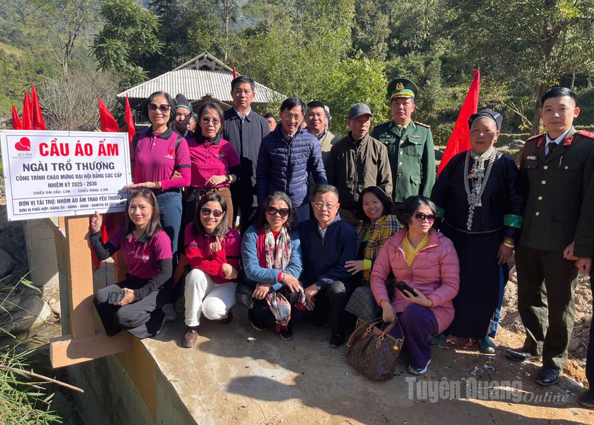 Делегаты и спонсоры волонтерской группы «Теплая одежда для любви» открыли мост для жителей деревни Нгай Тро Тхуонг.