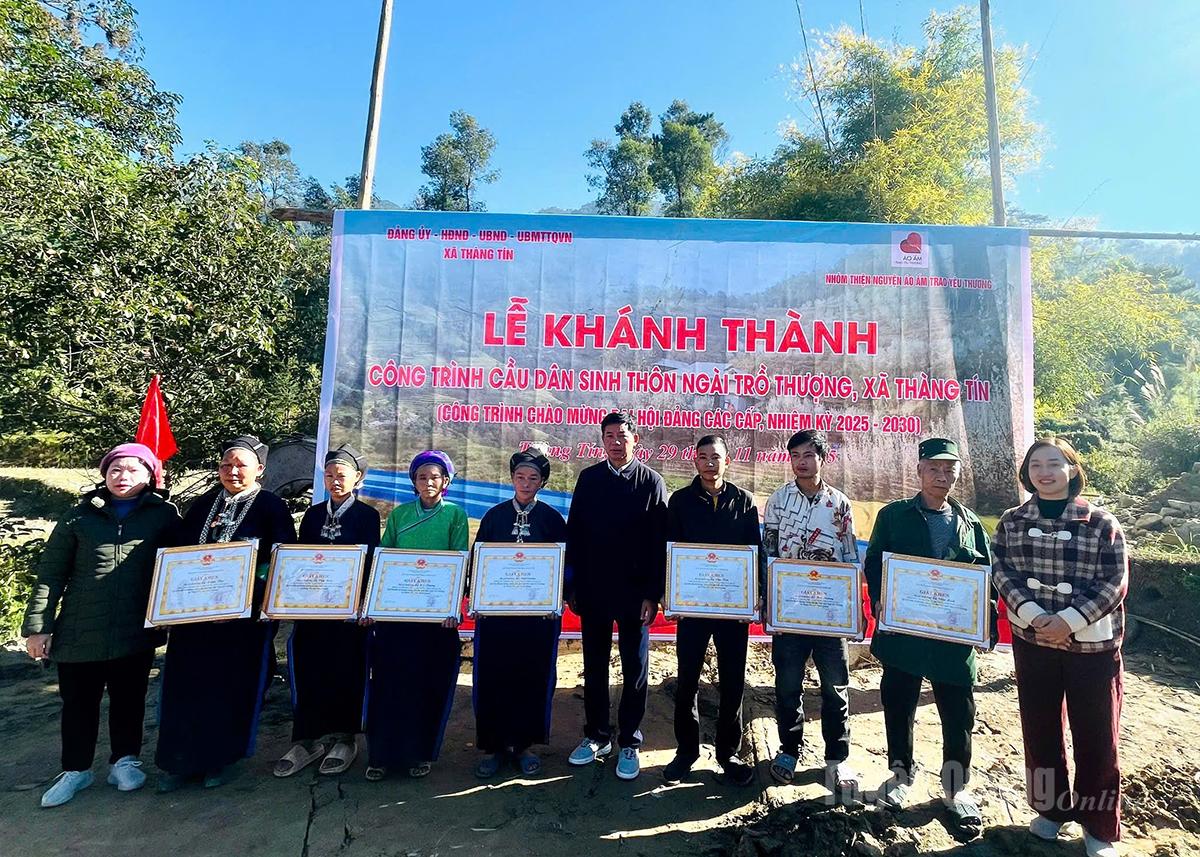 Руководители коммуны Тхань Тин наградили домохозяйства, добившиеся успеха в пожертвовании земли для открытия дорог к мосту.