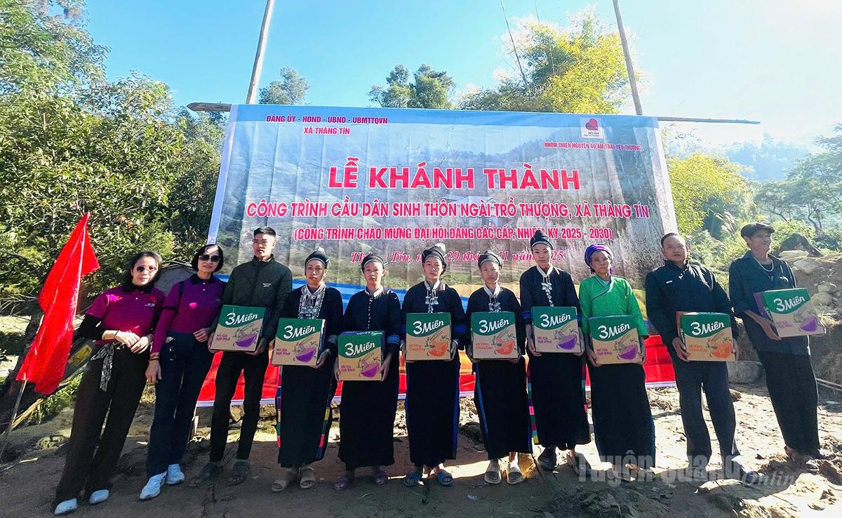 Представители спонсора волонтерской группы «Теплая одежда для любви» вручили подарки домохозяйствам деревни Нгай Тро Тхуонг и строительной бригаде.