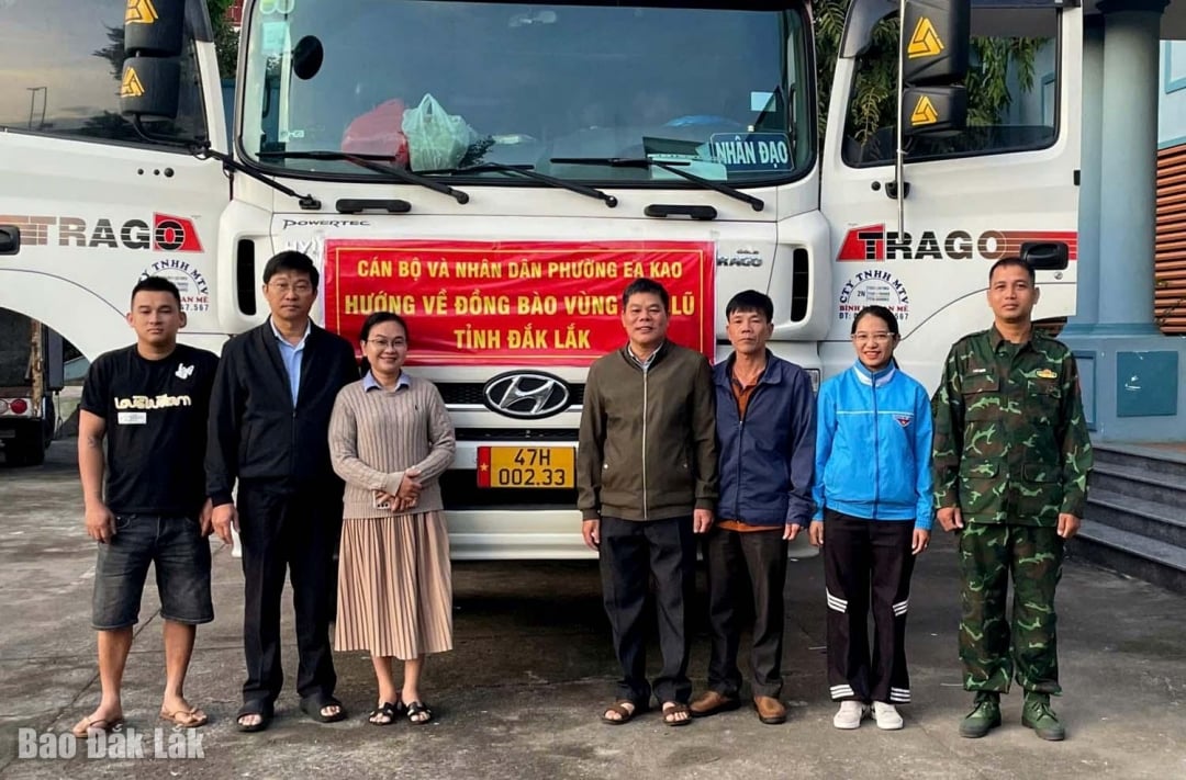 Ambtenaren en leiders van de wijk Ea Kao laden de benodigde goederen op vrachtwagens om ze naar de gemeenten Tuy An Bac en Tuy An Dong te brengen en de mensen te ondersteunen.