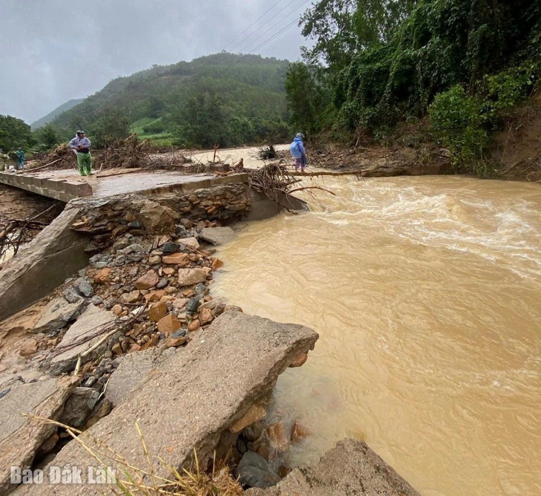 A Phu Dong faluba vezető híd összeomlott, a hídpillér összeomlott és elmosódott a vízben.
