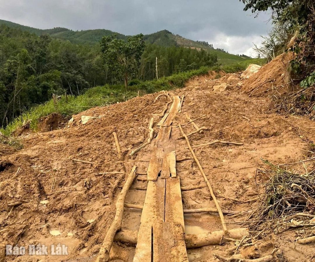 A Phu Dong és Phu Hai falvakba vezető úton súlyos földcsuszamlások voltak.