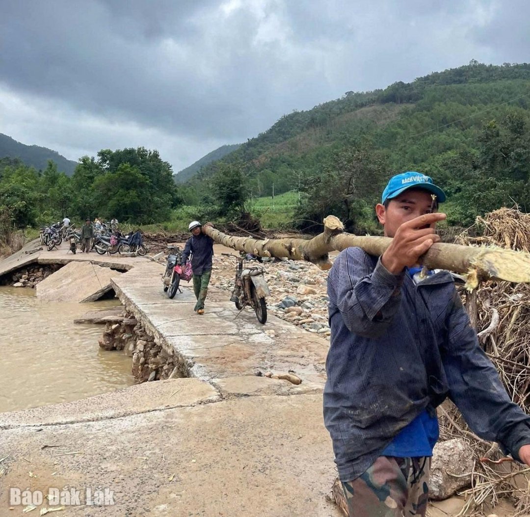 Fiatalokat mozgósítottak egy ideiglenes híd építésére a Gam-patak felett.