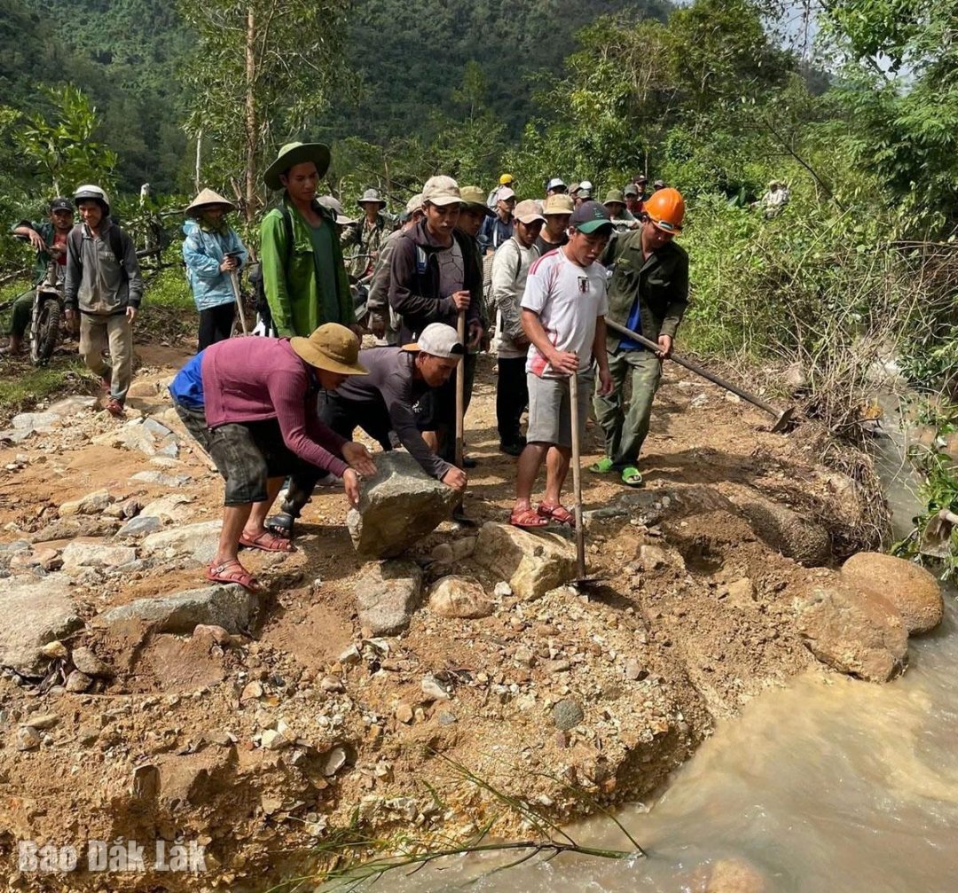 Az emberek a földcsuszamlások leküzdésére összpontosítanak