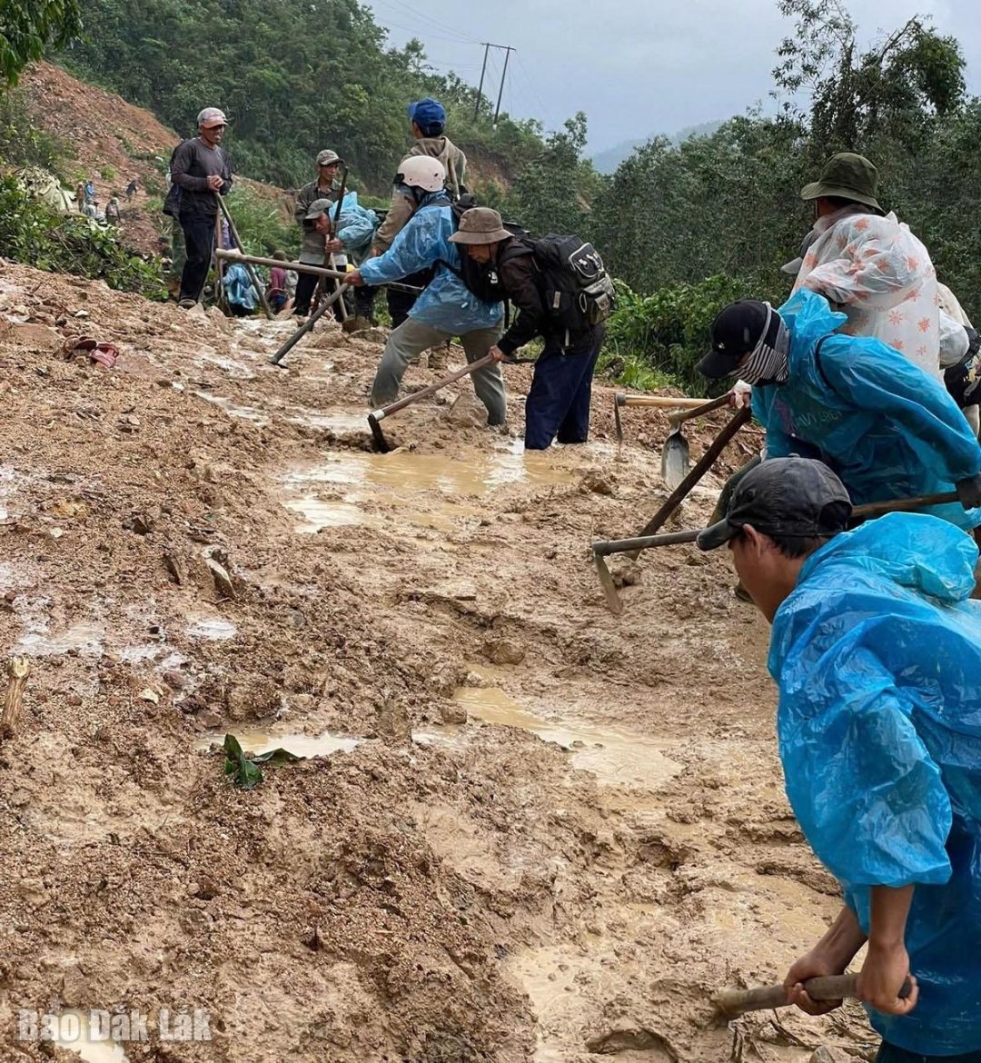 A nagy gépek, például kotrógépek és buldózerek szállítása a földcsuszamlások miatt jelentős akadályokba ütközött, így a helyszíni megtisztítási munkálatokat kézzel kellett elvégezni.