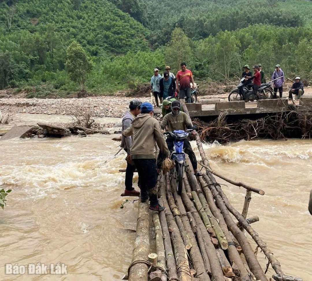 Ideiglenes híd építése a Phu Hai faluba való bejutáshoz