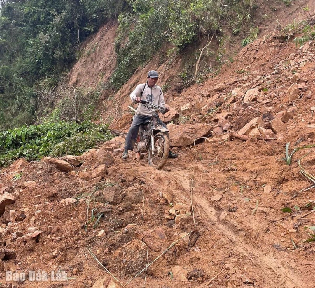Phu Hai és Phu Dong lakosai nehezen tudnak mozogni a súlyos földcsuszamlások miatt.