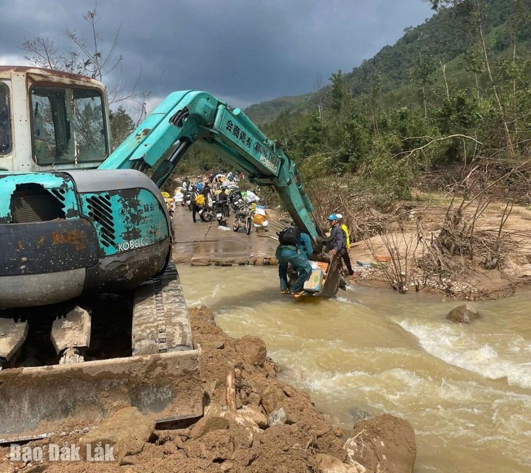 Speciális felszerelések mozgósítása Phu Mo falvaiba vezető utak megtisztítására