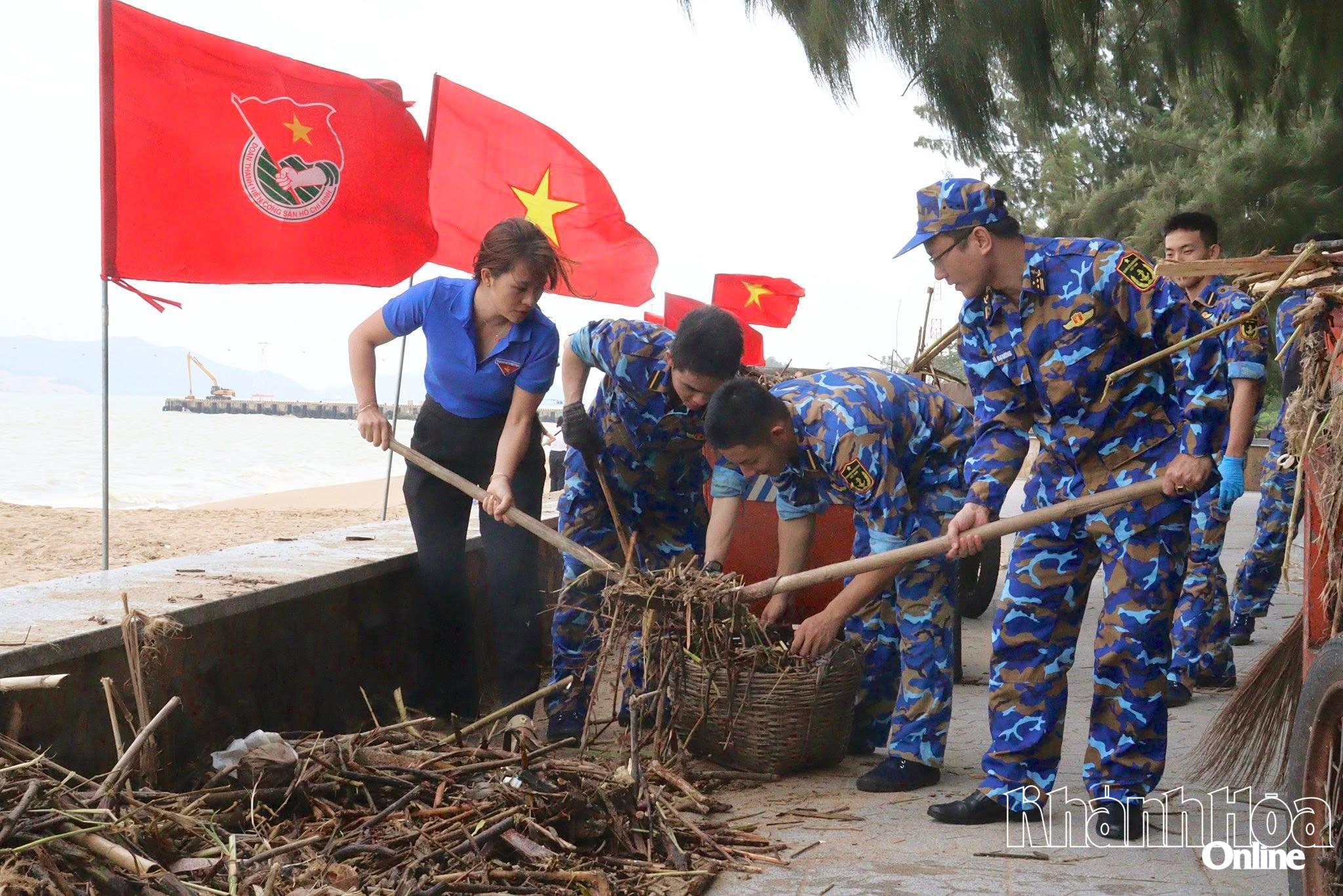 Offiserer, forelesere, studenter og kadetter fra Sjøkrigsakademiet og Khanh Hoa-universitetet deltok i opprydding og søppelinnsamling i Nha Trang-strandområdet.