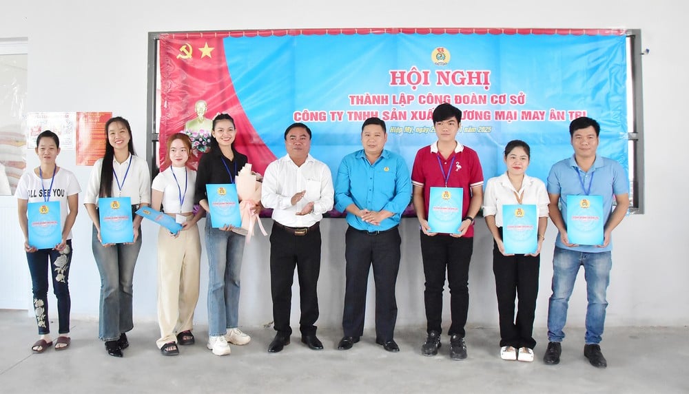 지방 노동조합 연합 대표와 히엡미 마을 지도자들은 회사의 기초 노동조합 집행위원회 위원에게 인정 결정을 제시했습니다.