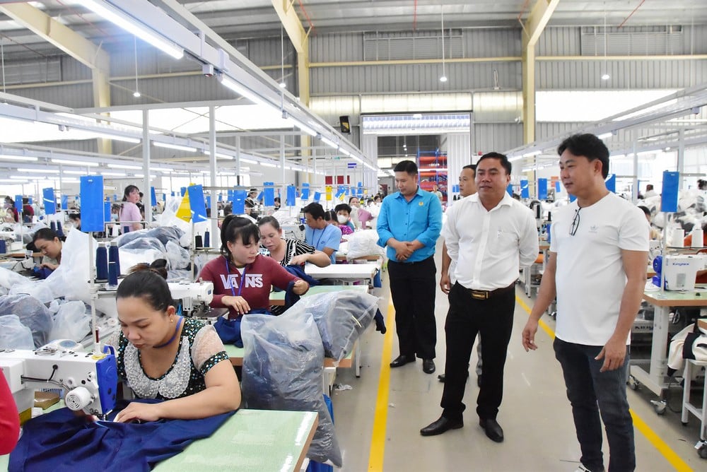 대표단은 회사를 방문하여 생산 상황을 알아보았습니다.