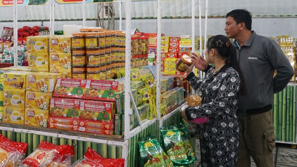 Os consumidores visitam e fazem compras no mercado.