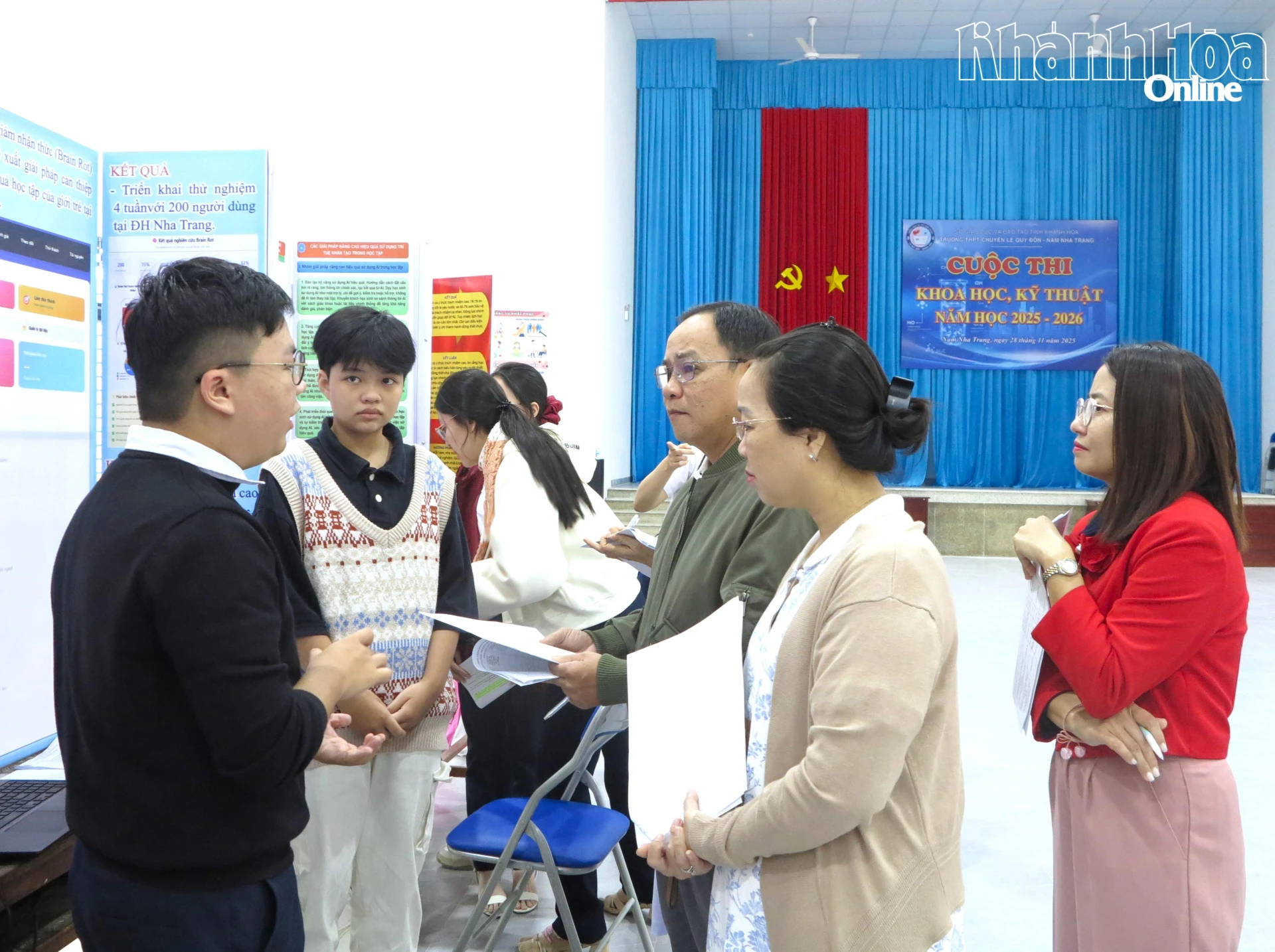 Candidates present at the Science and Technology Competition for the 2025-2026 school year of Le Quy Don High School for the Gifted (Nam Nha Trang ward).