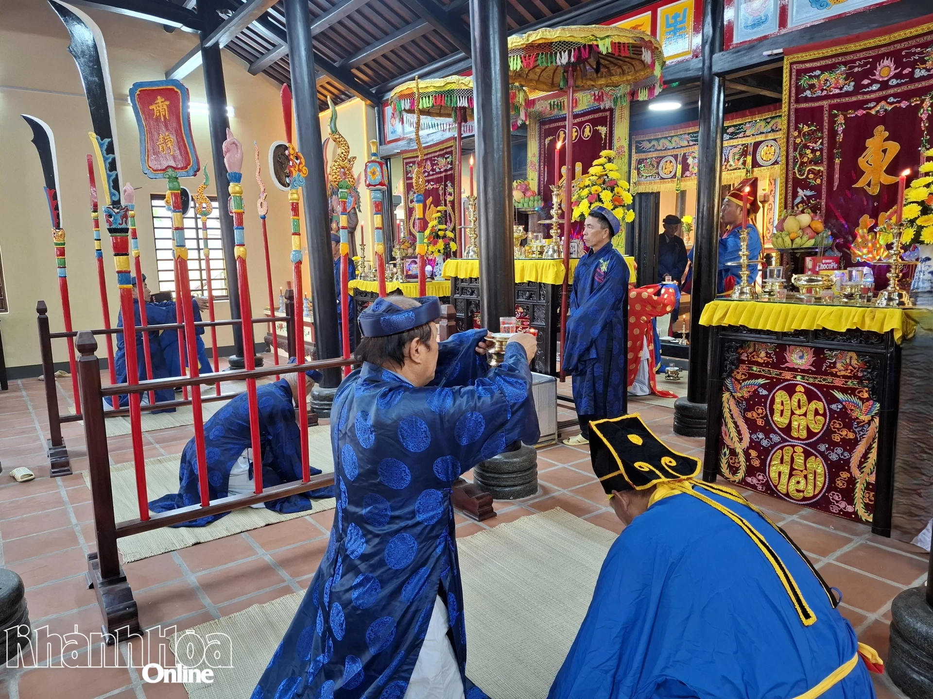 チュオンドン共同住宅遺跡管理委員会のメンバーが、国家の平和と繁栄を祈願する礼拝儀式を行っている。