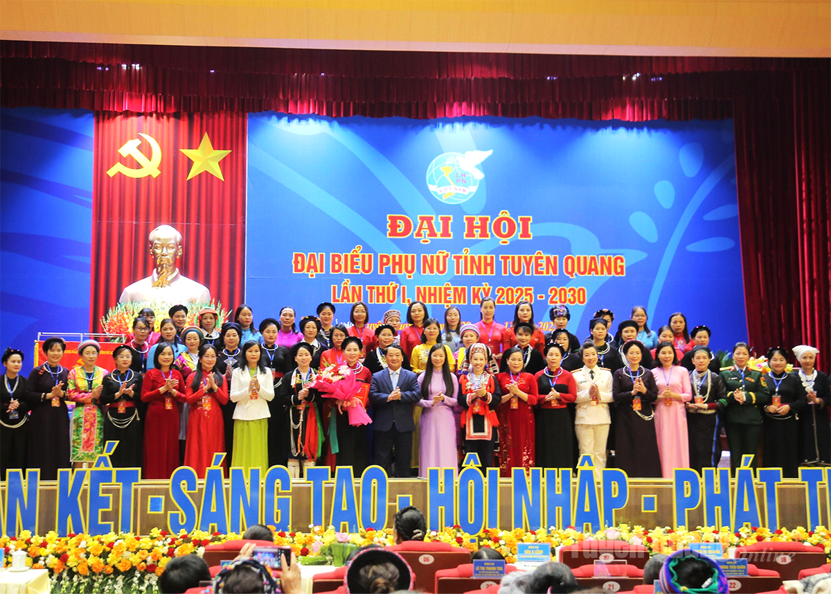 Sekretarz prowincji Hau A Lenh i wiceprezes Wietnamskiej Unii Kobiet Nguyen Thi Thu Hien przedstawiły uchwały i kwiaty, aby pogratulować nowemu Komitetowi Wykonawczemu.