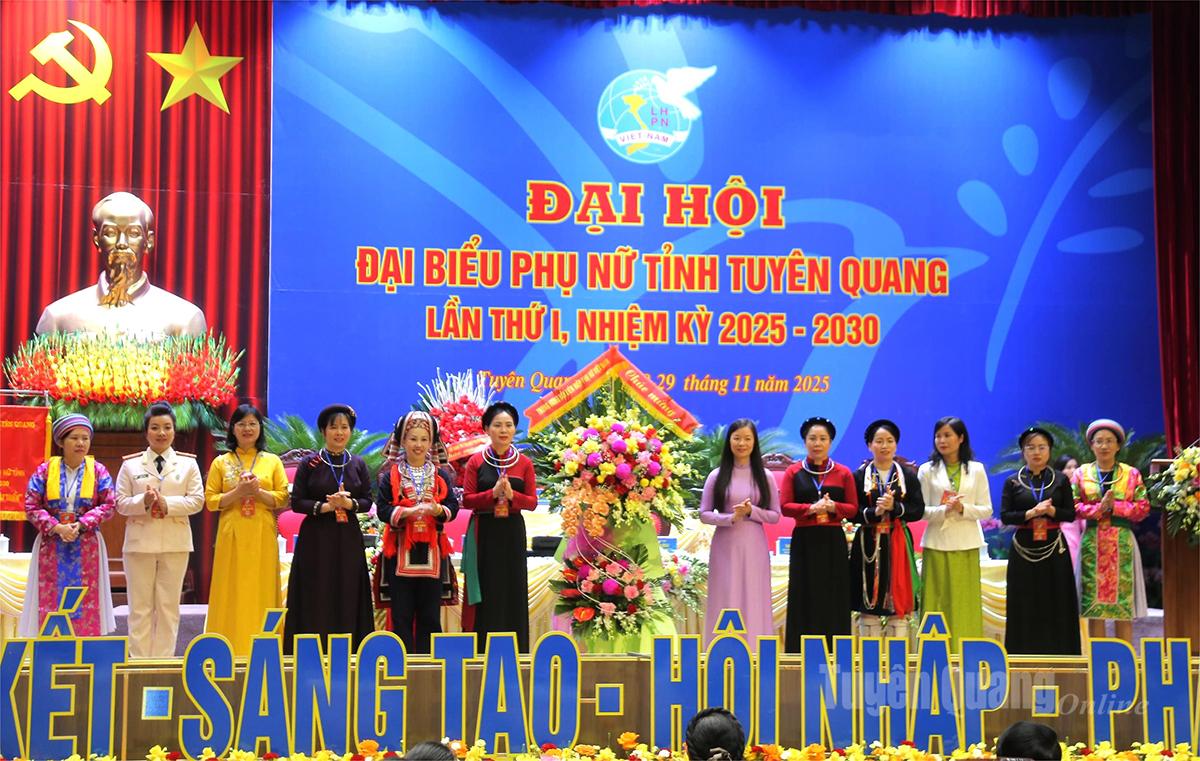 Wiceprezes Wietnamskiego Związku Kobiet Nguyen Thi Thu Hien wręczyła kwiaty Kongresowi