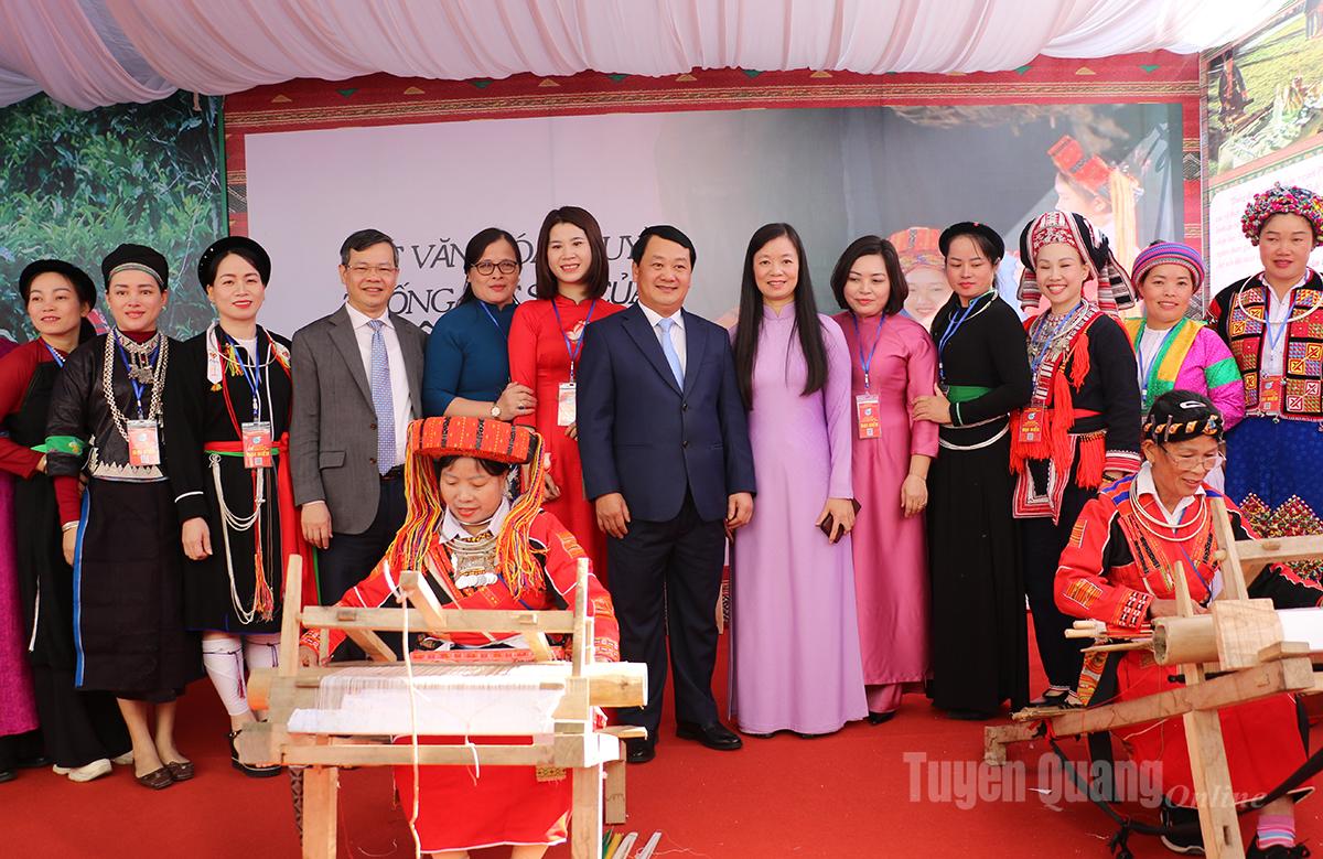 Przywódcy robią sobie zdjęcia z kobietami z mniejszości etnicznych na marginesie Kongresu