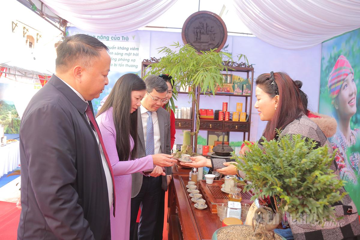 Przywódcy prowincji odwiedzili stoiska prezentujące lokalne produkty.