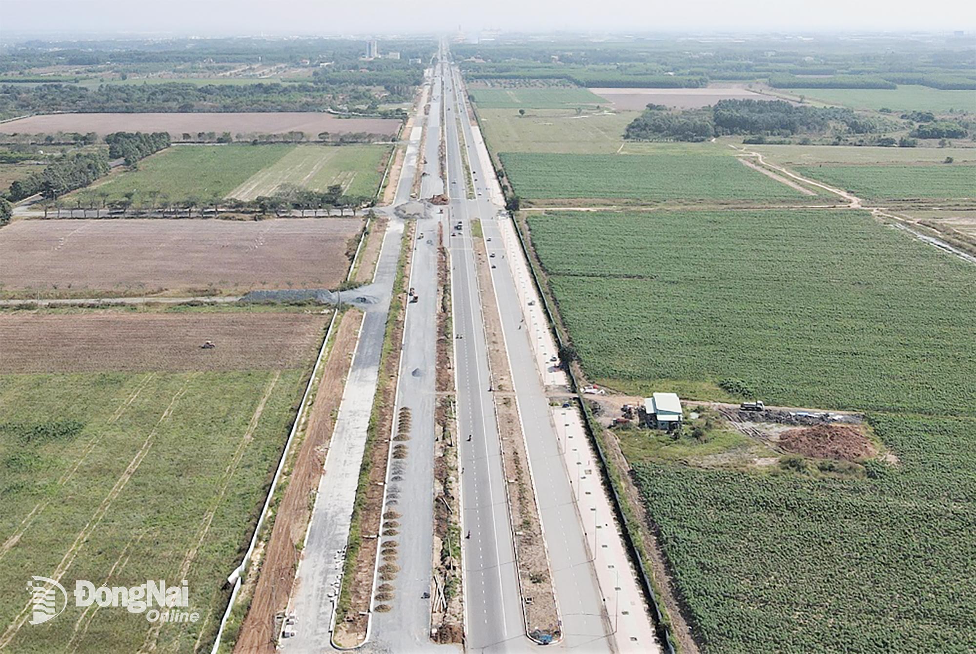 صوبائی روڈ 25B تعمیراتی منصوبہ (ٹن ڈک تھانگ اسٹریٹ) نون ٹریچ کمیون کے مرکز سے کواچ تھی ٹرانگ اسٹریٹ تک تقریباً 3.8 کلومیٹر طویل ہے۔ جس میں سے، Nhon Trach Commune کے مرکز سے Ring Road 3 - Ho Chi Minh City کے ساتھ چوراہے تک 3km کا حصہ 80m سڑک کی چوڑائی کے ساتھ تعمیر میں لگایا گیا ہے۔ تصویر: فام تنگ