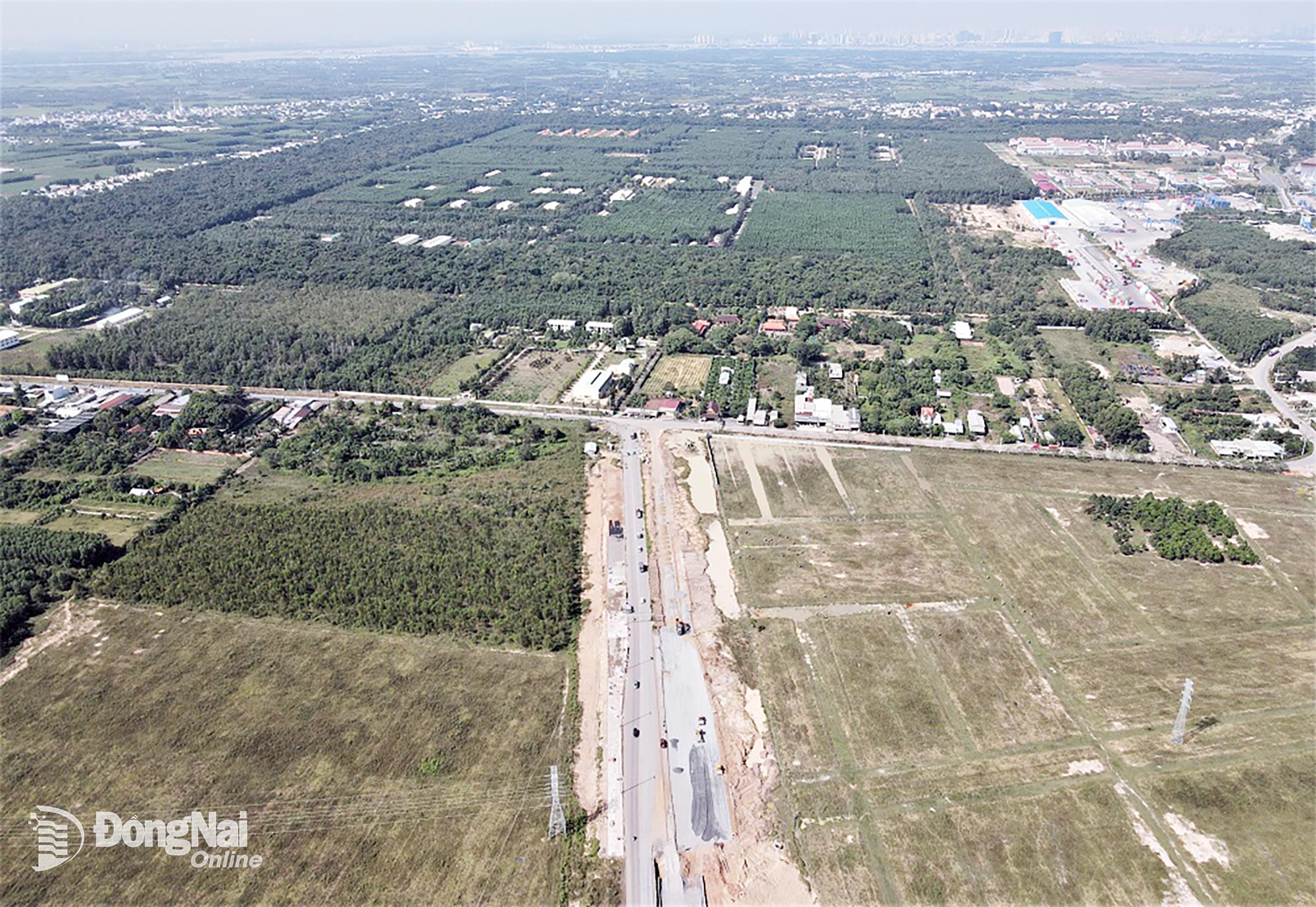 دریں اثنا، رنگ روڈ 3 - ہو چی منہ سٹی کے ساتھ چوراہے سے لے کر Quach Thi Trang Street تک کے بقیہ حصے کی سڑک کی کلیئرنس 51m ہے۔ تصویر: فام تنگ