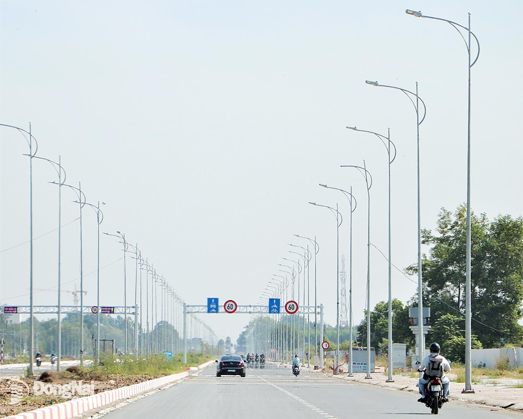 تقریباً 2 سال کی تعمیر کے بعد، صوبائی روڈ 25B تعمیراتی پروجیکٹ دسمبر 2025 میں تکنیکی ٹریفک کے لیے کھولنے کے لیے آخری تعمیری مرحلے میں داخل ہو رہا ہے۔ تصویر: فام تنگ