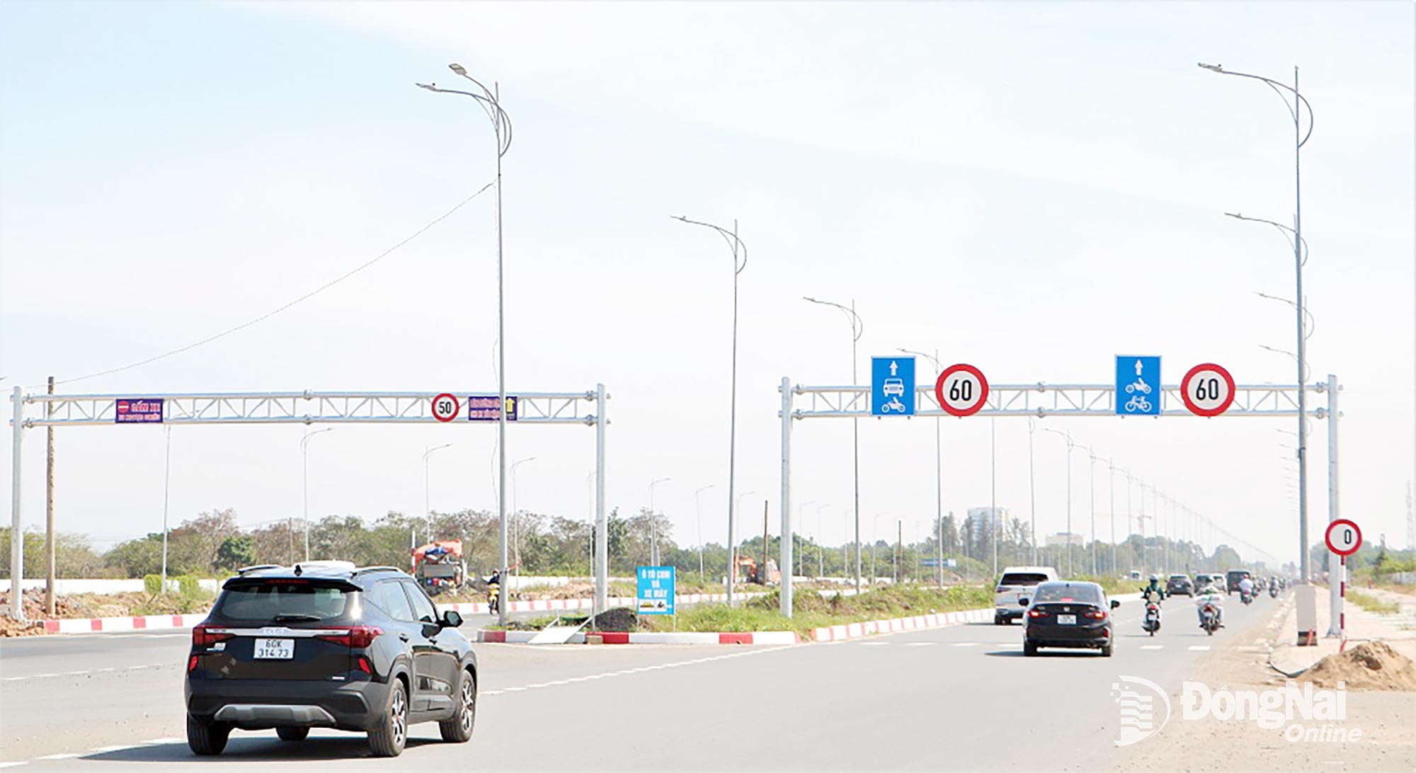 فی الحال، راستے کے ساتھ نشانات اور روشنی کے نظام نے بنیادی طور پر تنصیب مکمل کر لی ہے۔ تصویر: فام تنگ