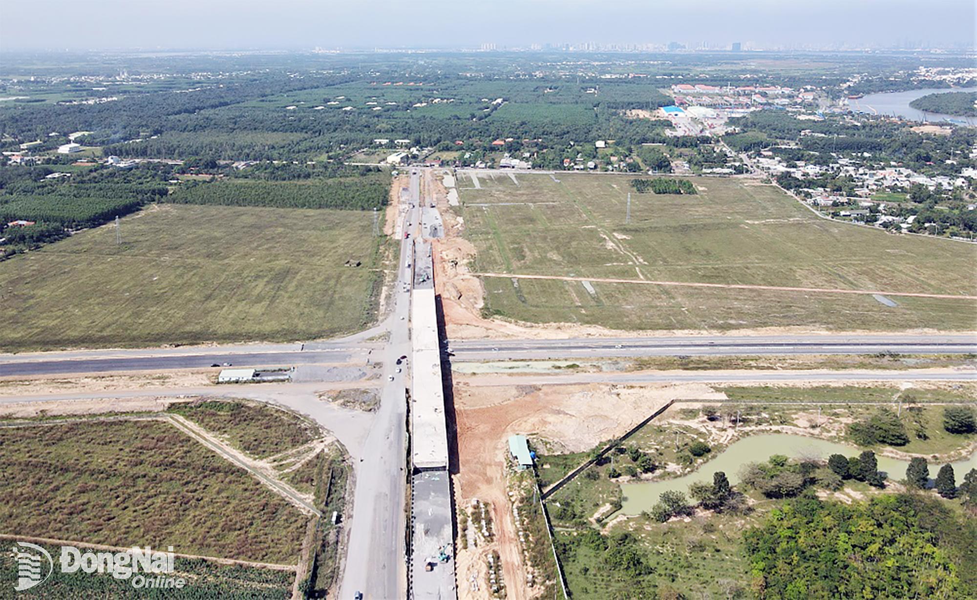 صوبائی روڈ 25B اور رنگ روڈ 3 - ہو چی منہ سٹی کے چوراہے پر اوور پاس، رنگ روڈ 3 پروجیکٹ کے جزو 3 کے تحت ایک پروجیکٹ - ہو چی منہ سٹی، اس وقت پل کے دونوں سروں پر اپروچ سڑکیں بنا رہا ہے۔ تصویر: فام تنگ