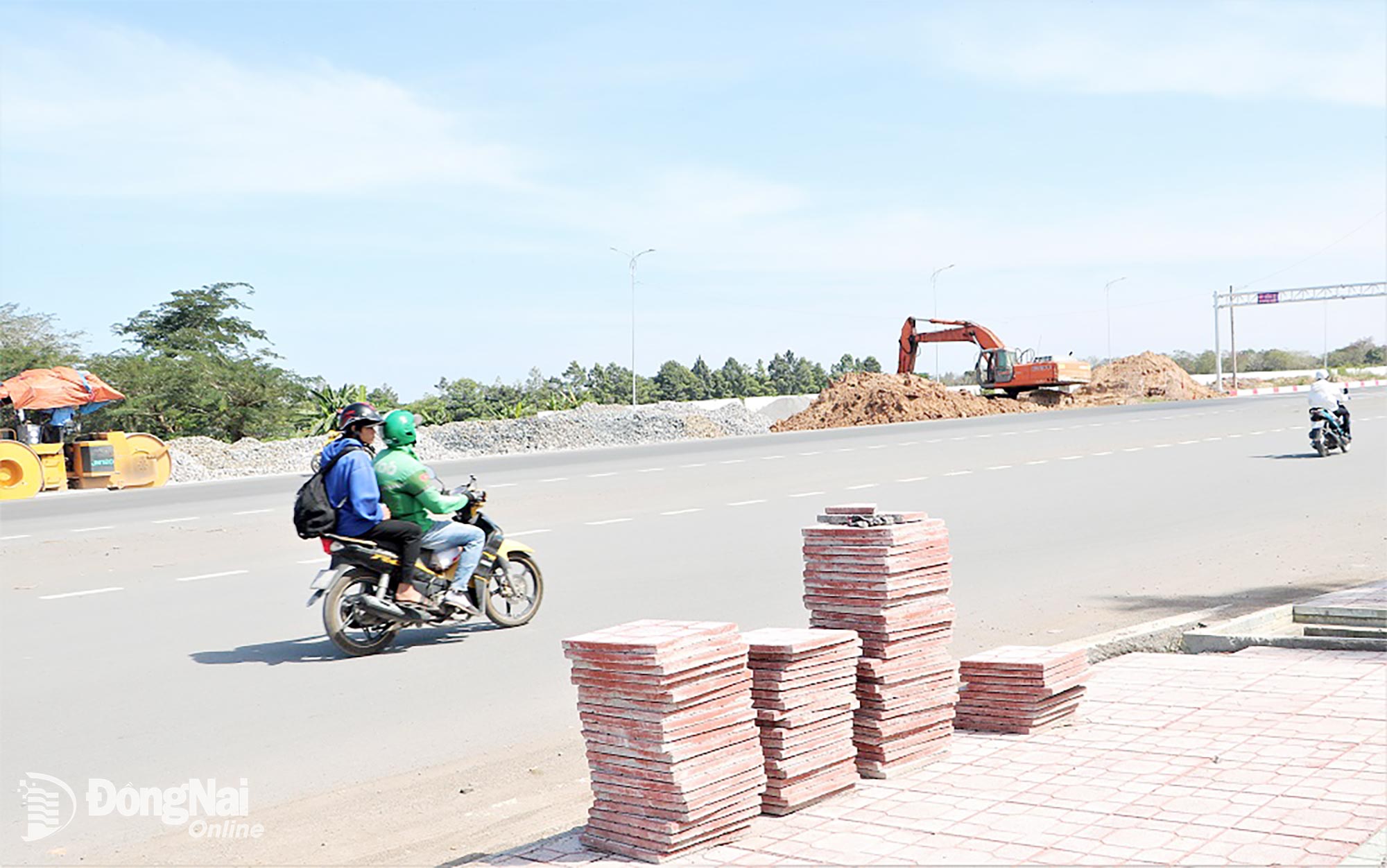 پراونشل روڈ 25B کے فٹ پاتھ کے حصے کو مکمل کرنے کے لیے تعمیراتی جگہ پر فٹ پاتھ کی ٹائلیں جمع کی جاتی ہیں۔ تصویر: فام تنگ