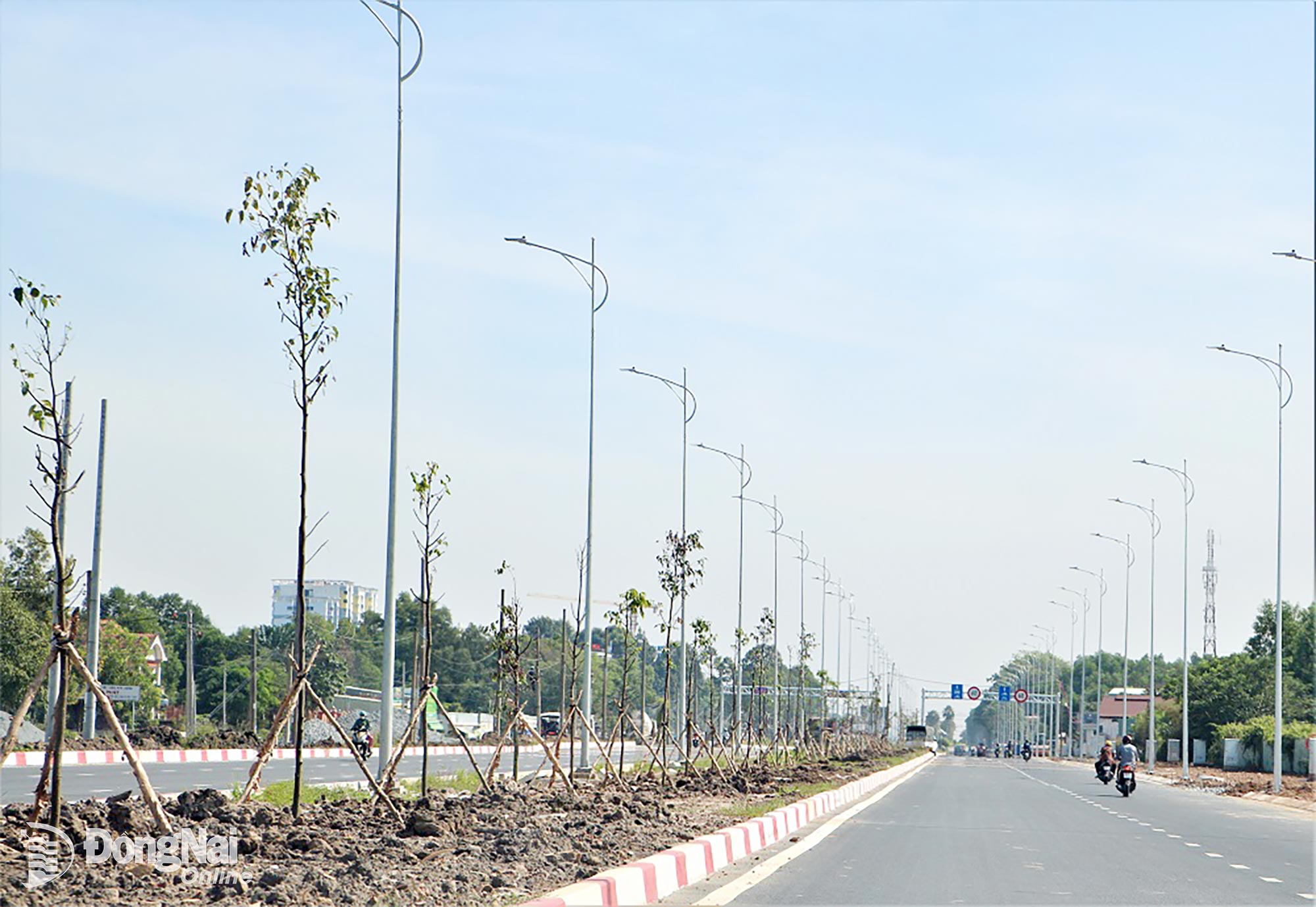 ٹھیکیدار نے راستے کے ساتھ ساتھ درخت بھی لگائے ہیں تاکہ راستے کا منظرنامہ بنایا جا سکے۔ پراونشل روڈ 25B پروجیکٹ، Nhon Trach کمیون کے مرکز سے Quach Thi Trang گلی تک، مکمل ہونے پر، Nhon Trach کمیون کے مرکز سے نیشنل ہائی وے 51 تک پہلے حصے سے جڑ جائے گا، جو اس وقت زیر تعمیر ہے۔ وہاں سے، یہ ایک ٹریفک محور بنائے گا جو لانگ تھانہ انٹرنیشنل ایئرپورٹ کو رنگ روڈ 3 - ہو چی منہ سٹی، بین لوک - لانگ تھانہ ایکسپریس وے سے اس ہوائی اڈے کو ہو چی منہ سٹی سے جوڑے گا۔ تصویر: فام تنگ