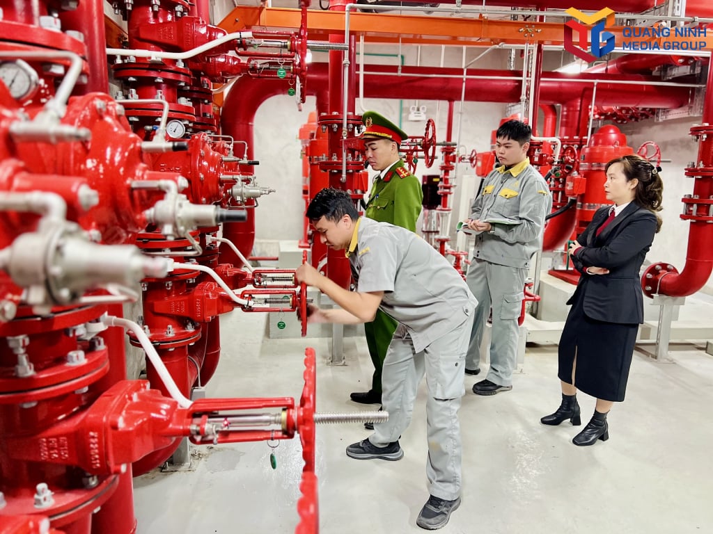 소방 및 구조 경찰(지방 경찰)이 드래곤 캐슬 하롱 아파트 건물의 펌프 시스템을 점검하고 있습니다.